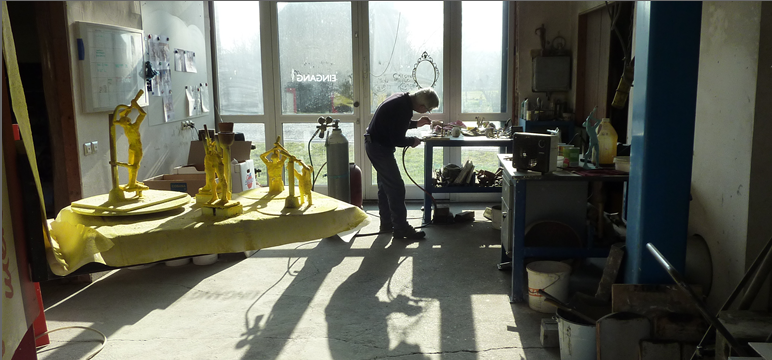 Der Kunstgießer Wolfgang Gregor bei der Arbeit